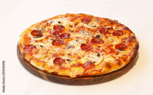 Pizza mit Tomaten, Salami