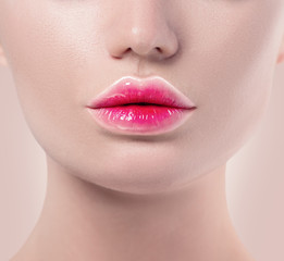 Canvas schilderij Fashion lippen Roze nude gradient lippenstift close-up  © Subbotina Anna