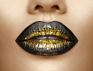 Canvas schilderij Fashion lippen Zwart gouden gradient lippen make-up  © Subbotina Anna