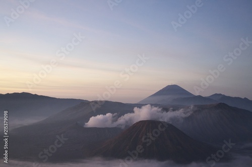 インドネシア、ジャワ島中部にあるブロモ火山と雲海の景色