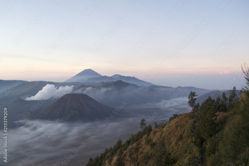インドネシア、ジャワ島中部にあるブロモ火山と雲海の景色