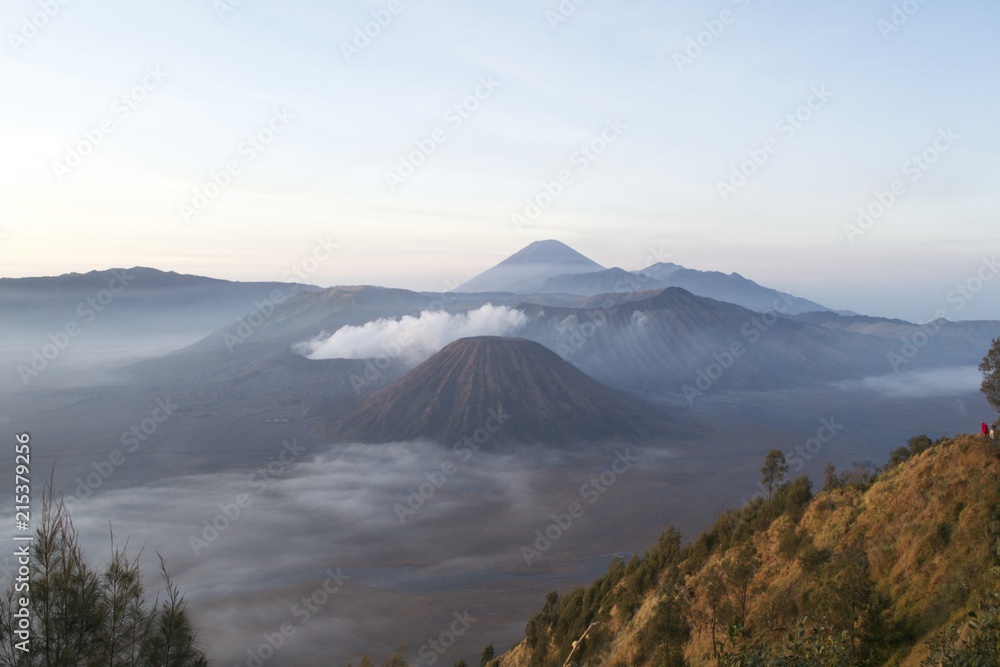 インドネシア、ジャワ島中部にあるブロモ火山と雲海の景色