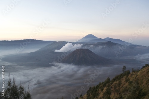 インドネシア、ジャワ島中部にあるブロモ火山と雲海の景色