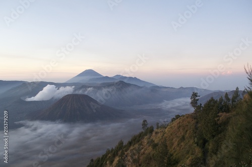 インドネシア、ジャワ島中部にあるブロモ火山と雲海の景色