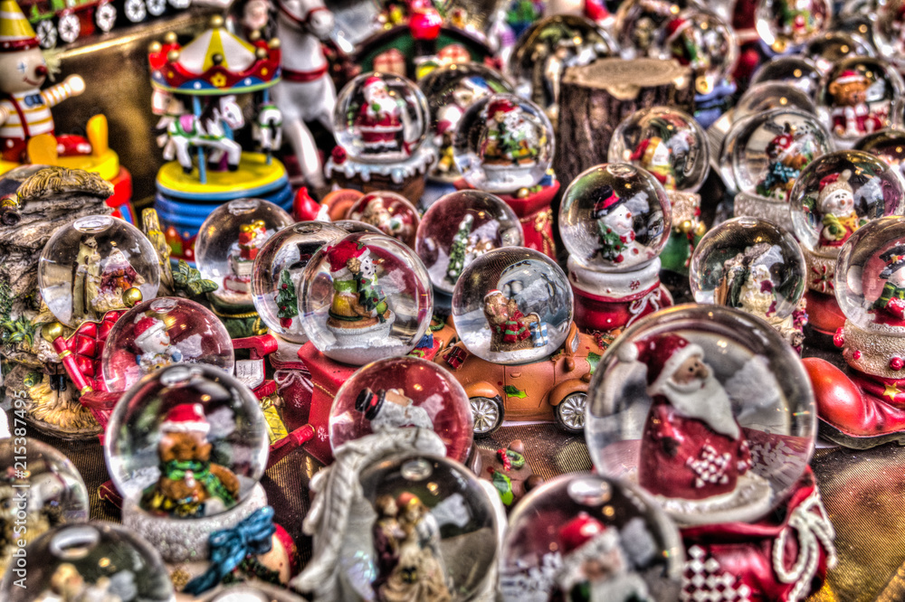 Fototapeta premium Globi di Natale al mercatino di Natale