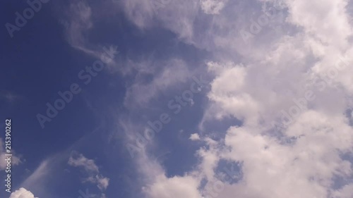 Wolken type op zomerse dag met blauwe hemel photo