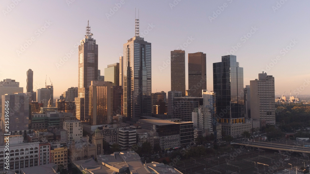 Naklejka premium Melbourne, Victoria, Australia. Zdjęcia lotnicze z wieżowców w centrum Melbourne w zachodzie słońca