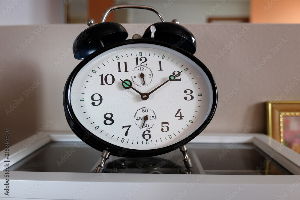 Naklejka premium Retro alarm clock with glossy black finish