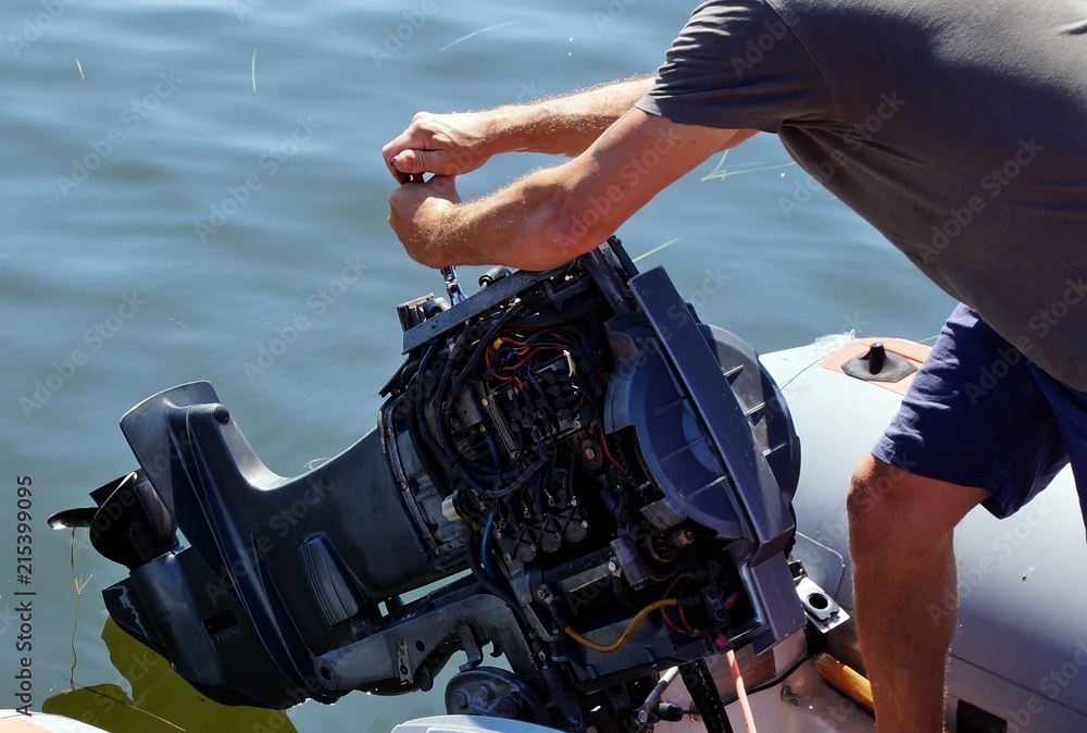 Naklejka premium Zündkerzenwechsel beim Aussenborder