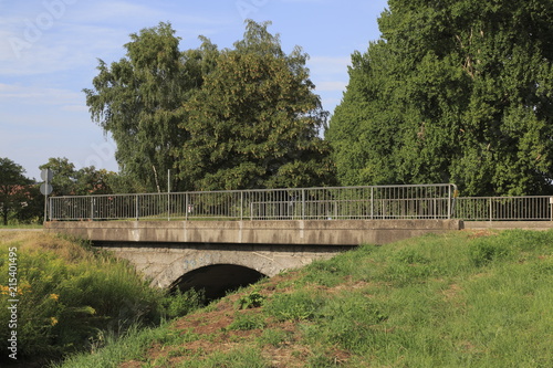 Ooser Landgraben, Fluß durch Sandweier, Ortsteil von Baden-Baden, mit Brücke, Niedrig Wasser und ausgedrocknetem Flußßbett photo