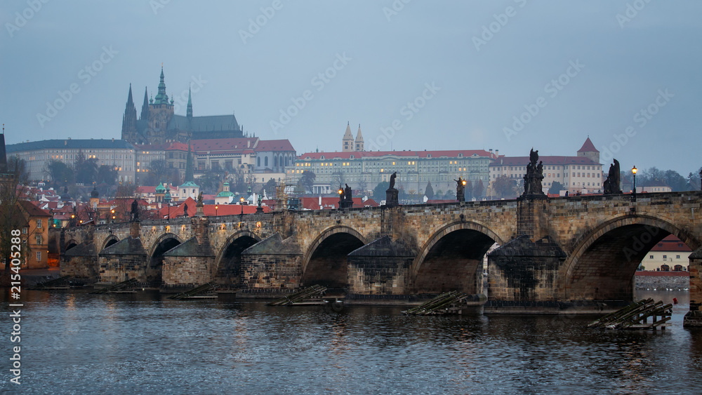 Obraz premium Charles bridge of Prague with foggy day and Prague castle in Czech Republic
