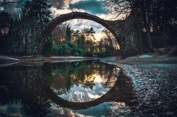 Papier peint photo Le Rakotzbrücke Rakotzbrücke arche élégante sur l'eau  © Florian