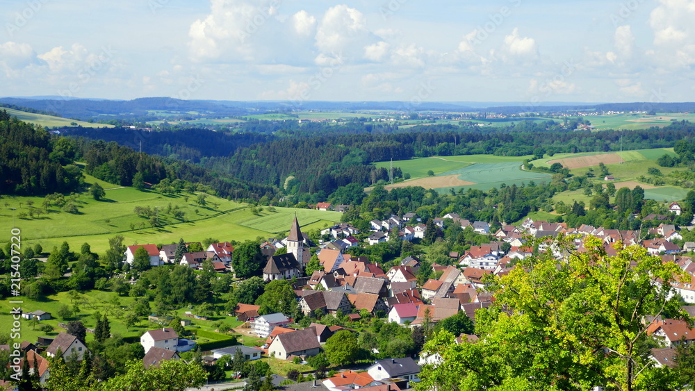 schöner Blick von oben auf Dorf Gültlingen zwischen Wald und Wiesen im Nordschwarzwald schöner Blick von oben auf Dorf Gültlingen zwischen Wald und Wiesen im Nordschwarzwald