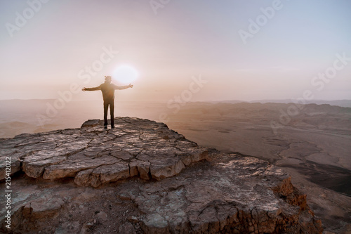 Canvastavla Alone man in israel negev desert admires the view of sunrise