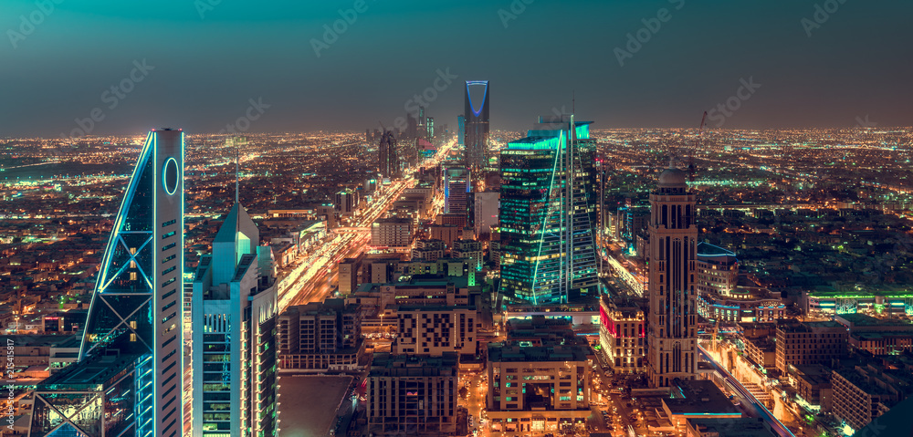 Fototapeta premium Arabia Saudyjska Krajobraz Rijadu nocą - Riyadh Tower Kingdom Centre - Kingdom Tower - Riyadh Skyline - Burj Al-Mamlaka - AlMamlakah - Rijad nocą