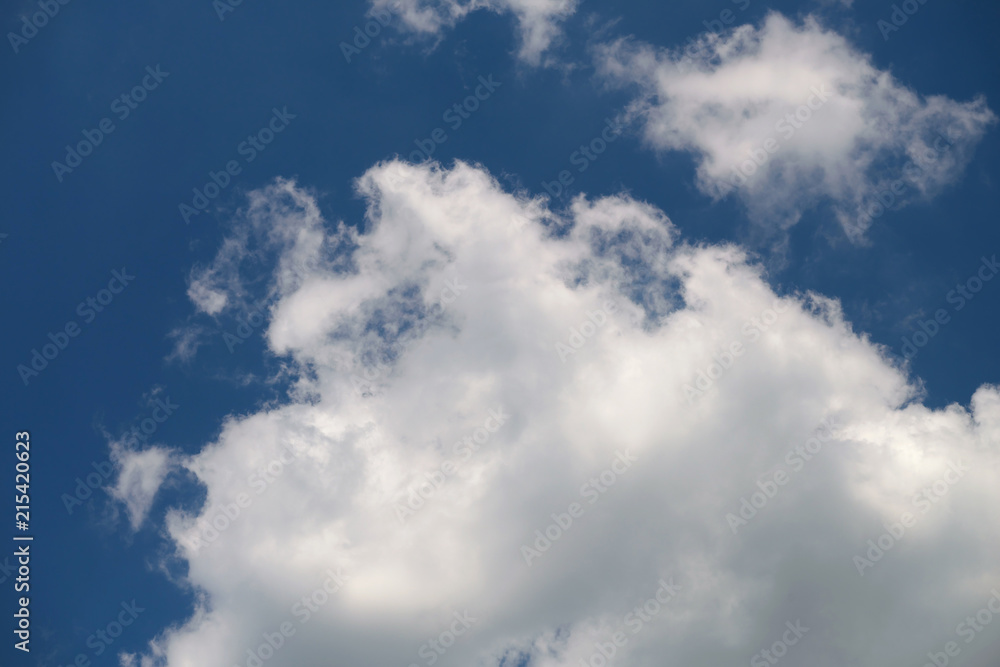 Weiße Wolken und blauer Himmel - Stockfoto Weiße Wolken und blauer Himmel - Stockfoto