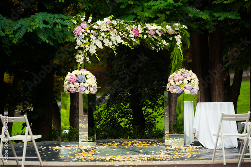 Fototapeta Naklejka Na Ścianę i Meble -  Beautiful wedding flowers arch