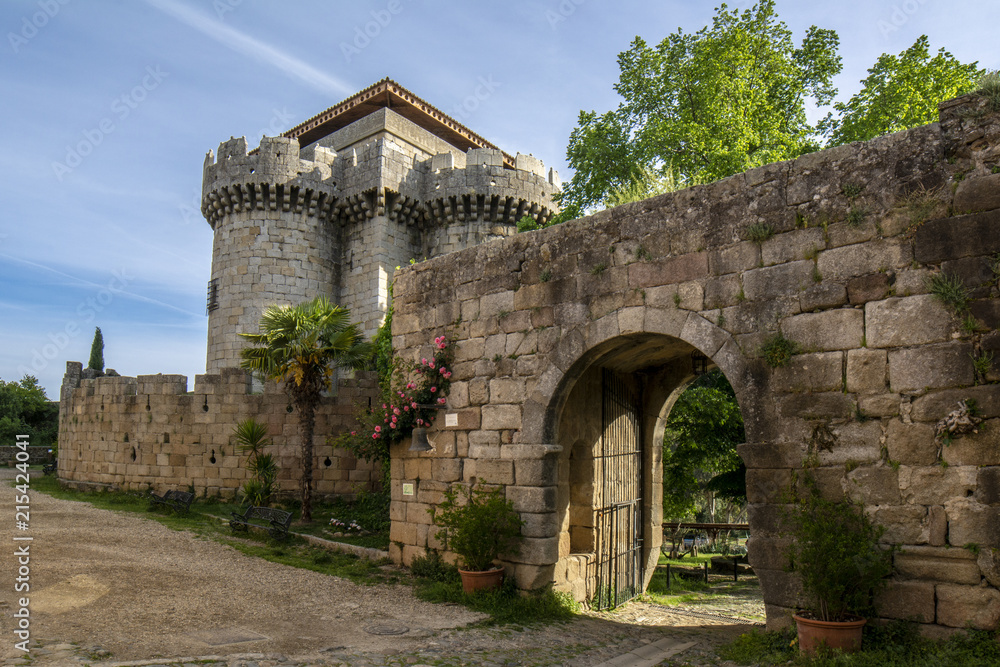 Entrada y torre del castillo de la villa abandonada de Granadilla en Caceres, España 