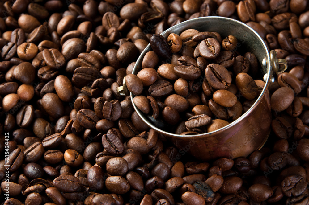 Fototapeta premium Vintage copper bucket in coffee beans