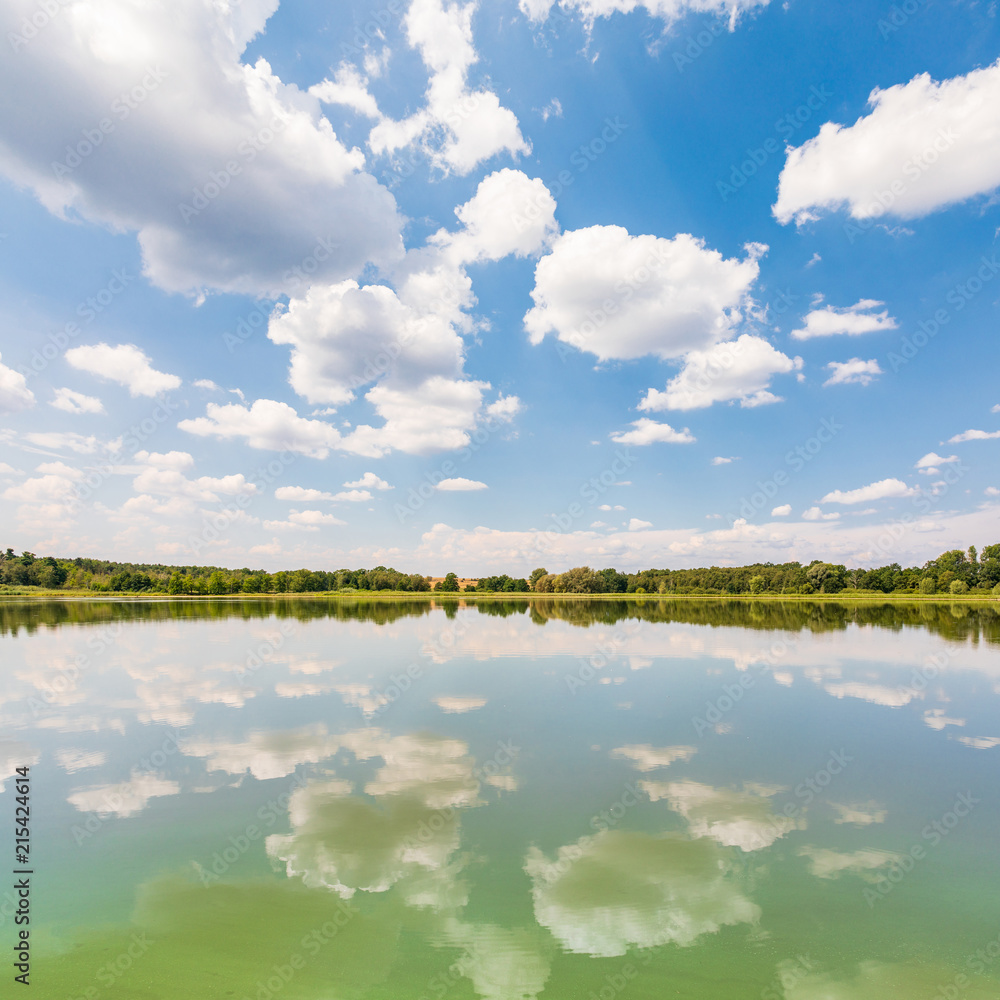 Panorama See mit Spiegelung der Wolken auf dem Wasser 