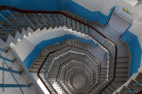 Foto Spiral Staircase, perspective looking down from the top - Architecture design, modern color scheme