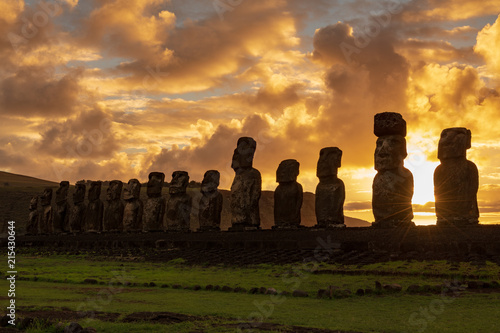 モアイ　イースター島　アフ・トンガリキ　朝日　サンライズ　Afu Tongariki　Rapa Nui　Isla de Pascua　Easter island
