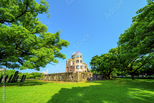 青空の広島平和記念公園