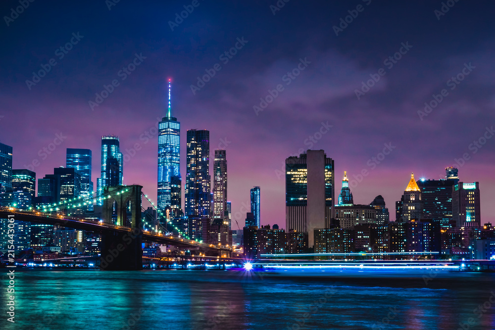 Obraz premium Skyline w centrum Nowego Jorku Brooklyn Bridge i wieżowce nad East River oświetlone światłem o zmierzchu po zachodzie słońca z Brooklynu