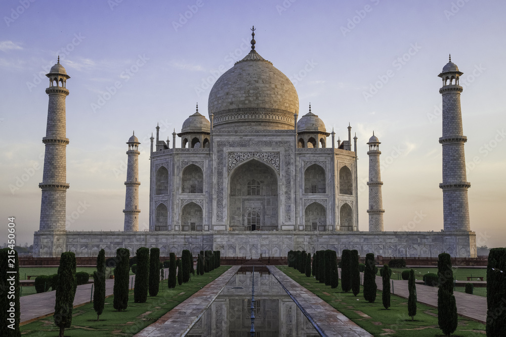 Fototapeta premium Sunrise over the Taj Mahal