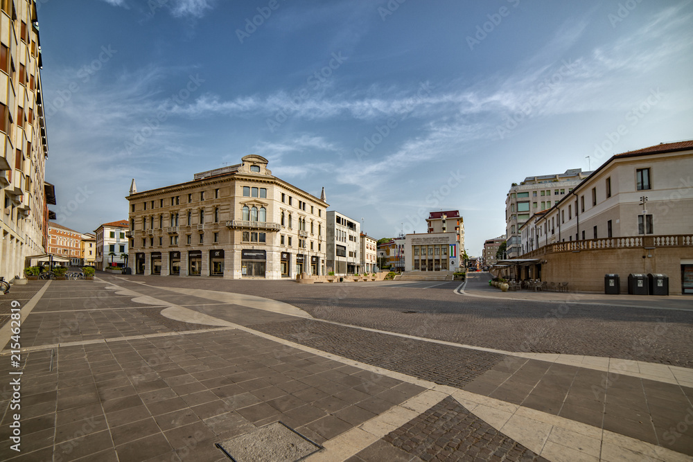 Pordenone e la sua grande Piazza XX Settembre - panorama cittadino