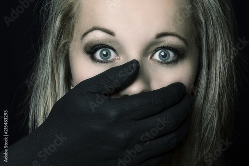 Konstfotografi Frightened blonde woman grabbed by black hands on her face artistic conversion