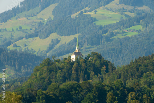 Kleine Kirche auf Hügel