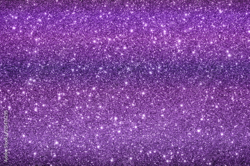 красивый фиолетовый фон из блесток с бликами и боке         