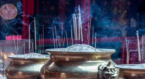 Fotografía Incense burning at a Taoist temple in Kuala Lumpur Malaysia