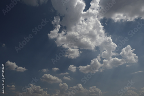 blauer himmel mit weissen wolken photo