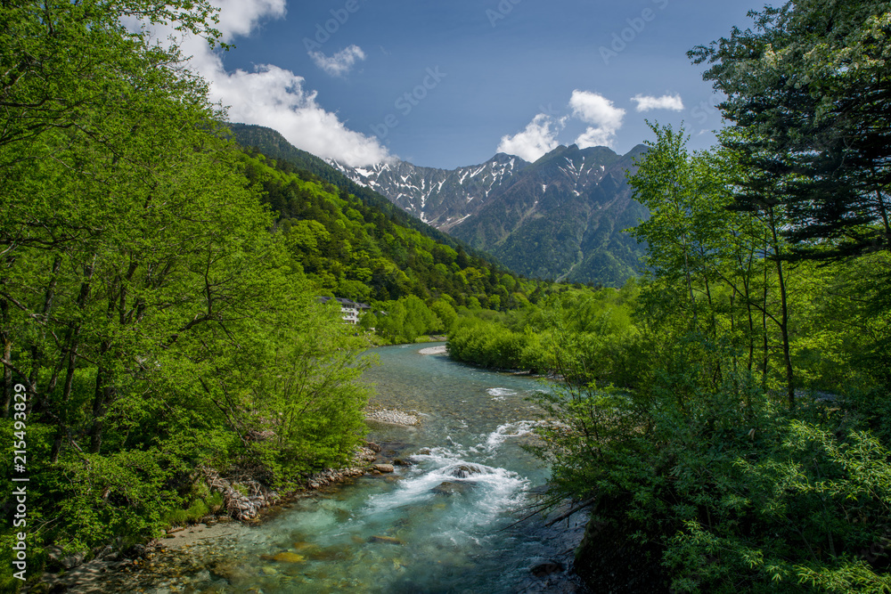 新緑の上高地 梓川と穂高連峰 新緑の上高地 梓川と穂高連峰