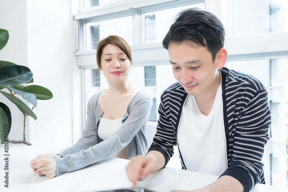 Fototapeta premium タブレットPCを2人で使う（見る・操作する）夫婦