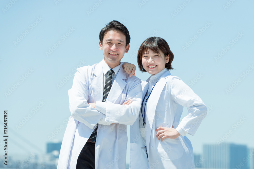 肩を組む仲の良い白衣の男女 チームワーク 仲良し 医者 Stock 写真 Adobe Stock