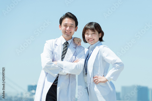 肩を組む仲の良い白衣の男女 チームワーク 仲良し 医者 Stock 写真 Adobe Stock 肩を組む仲の良い白衣の男女 チームワーク 仲良し 医者 Stock 写真 Adobe Stock