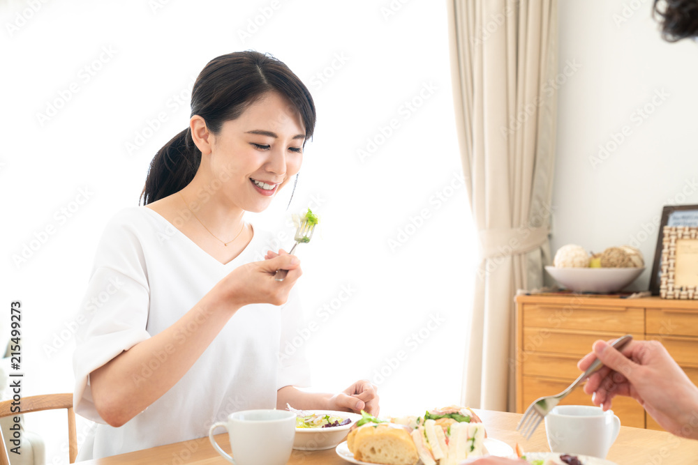 食事をするカップル 食事をするカップル