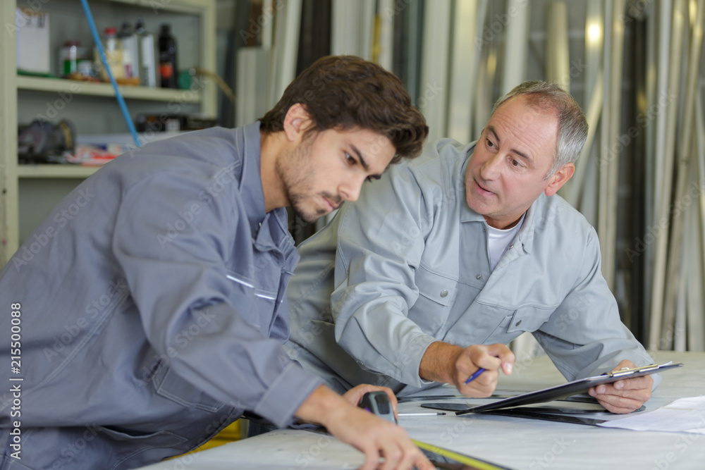 Obraz premium teacher talking to students about using measuring tape