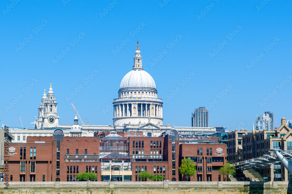 Obraz premium St. Paul's cathedral (view from the riverside)