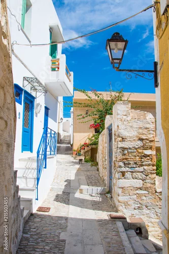 Obraz Betonowa wąska aleja Ano Syros na wyspie Syros, Cyklady, Grecja. Widok ulicy