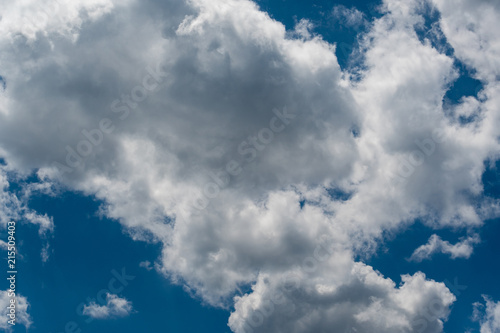 Blauer Himmel mit Wolken