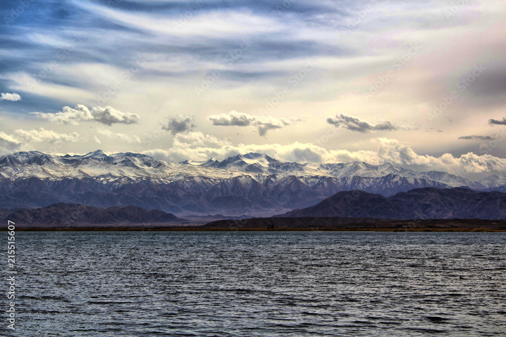 Obraz premium Clouds, mountains and lake