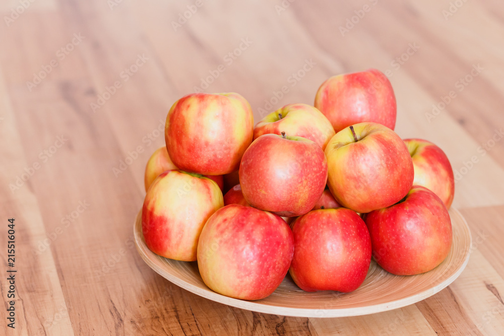 red-yellow ripe apples on a wooden plate red-yellow ripe apples on a wooden plate