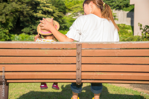 ベンチに座る母親と子供の後ろ姿 Stock Photo Adobe Stock