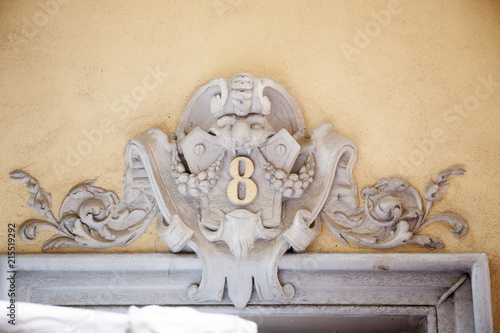 Francia, Nizza, un fregio con numero ulla porta di un palazzo. photo