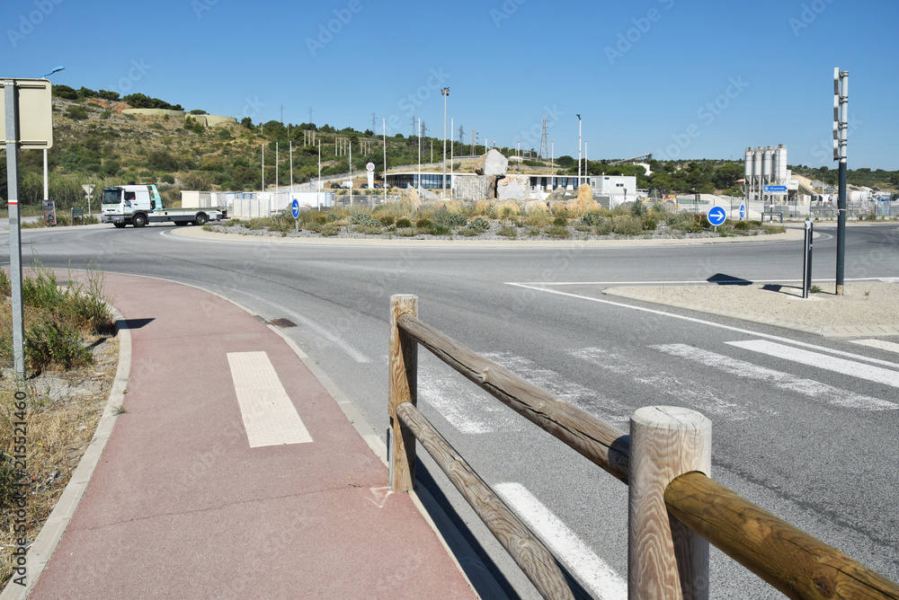 Fototapeta premium Rond-point à l'entrée de la ville de Port-la-Nouvelle, Aude, Languedoc, Occitanie, France.