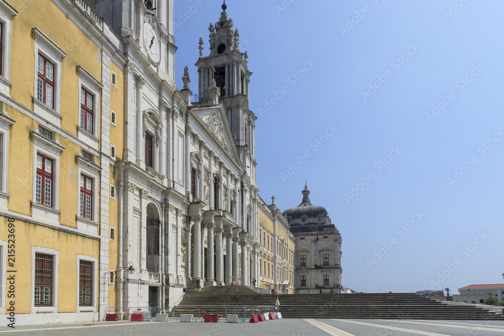 Obraz premium National palace of Mafra. Neighborhood of Lisbon, Portugal. Franciscan monastery. Baroque architecture style. Concept of travel and tourism.